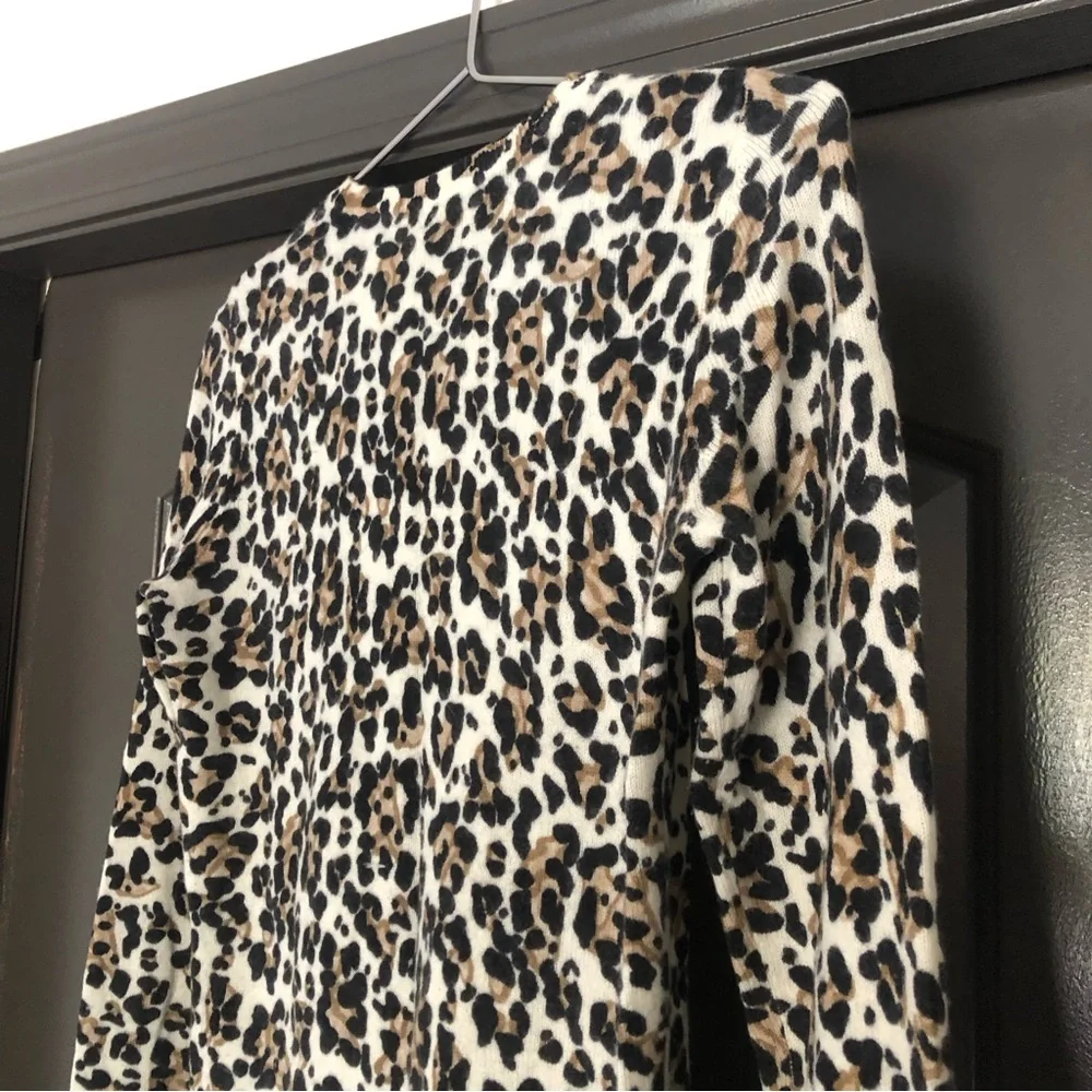 J. McLaughlin cheetah/leopard lightweight cashmere long sleeve crewneck sweater - Picture 8 of 8